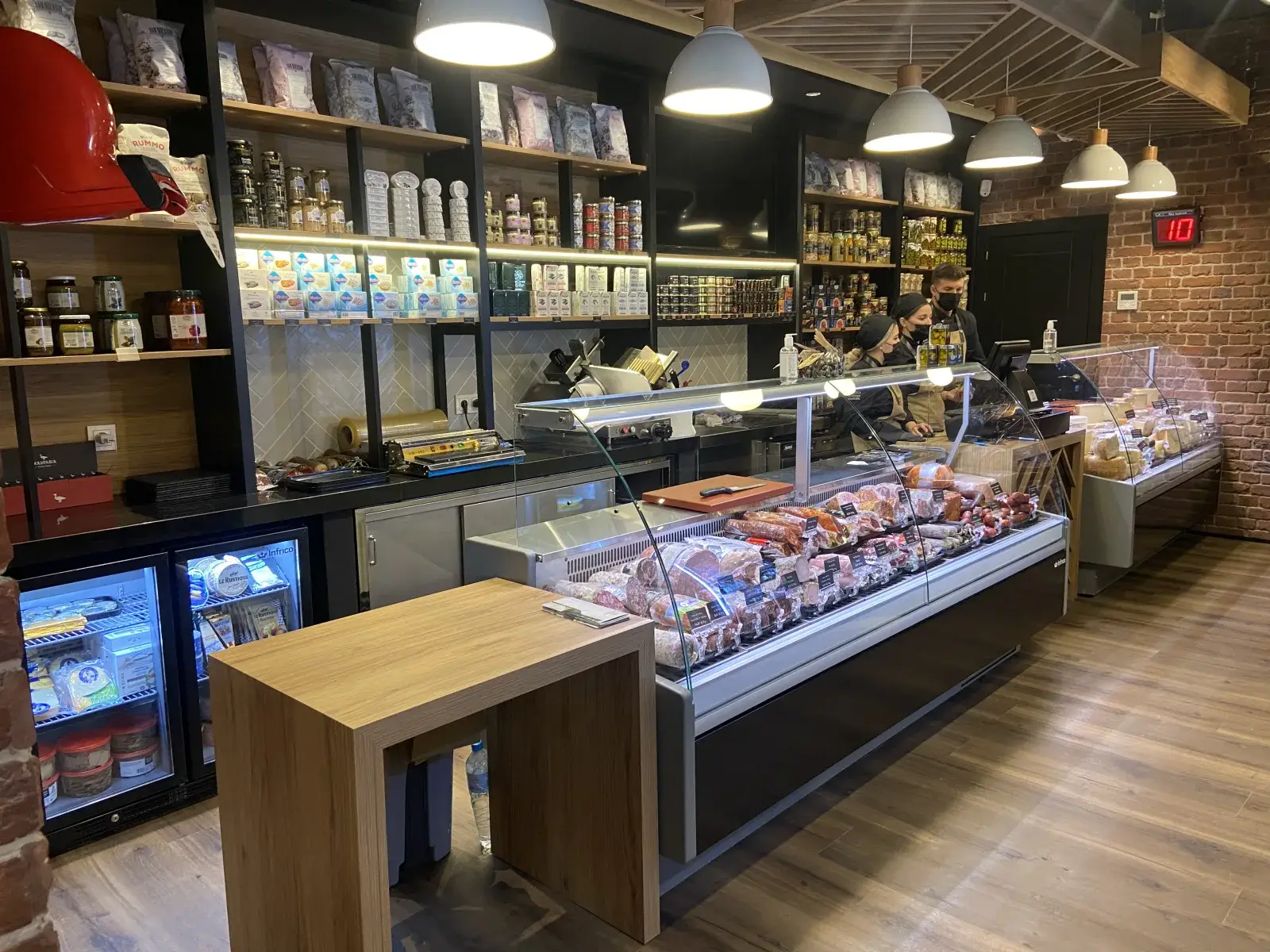 Tienda Gourmet La Malagueta, Málaga — Instalación de mobiliario y equipamiento para tienda gourmet, con expositores, vitrinas y zona de caja.
