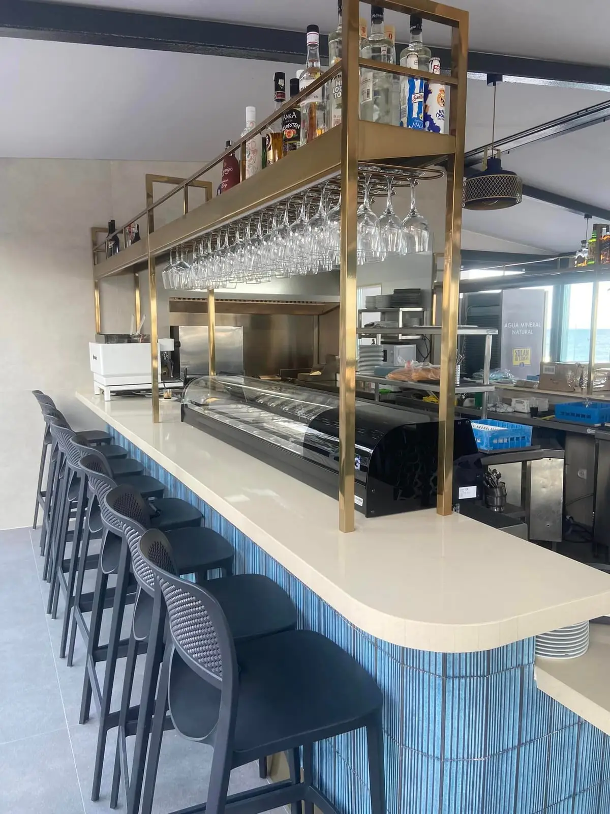 Instalación de mobiliario y cocina de Dimaho